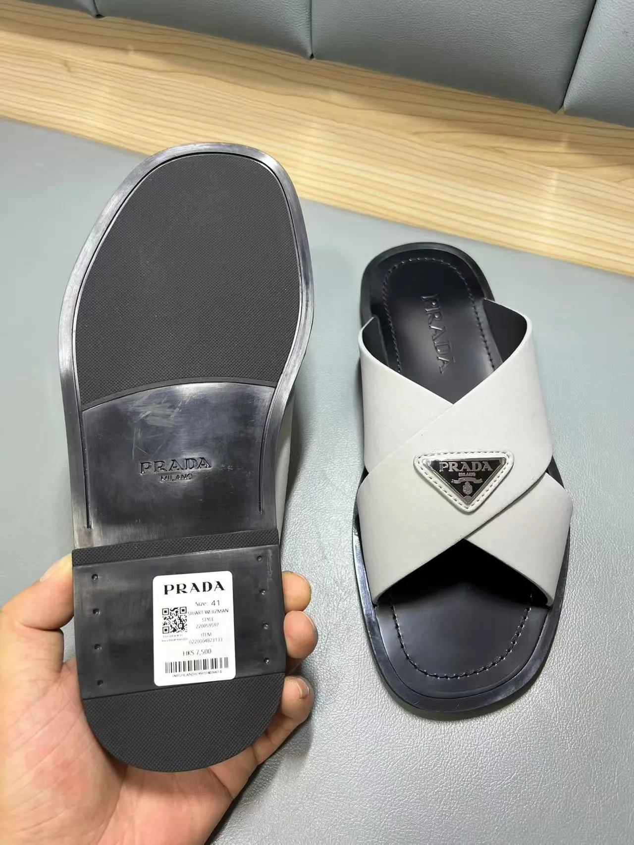340💰PRADA Prada’s latest slippers are synchronized with the official website. This slipper is made of the brand’s unique and iconic Saffiano leather. The brand logo jumps out from the double straps, and the brand style is clearly visible. Cowhide gives men elegant charm and functional design, making it an ideal choice for vacation and leisure. Size:38-45